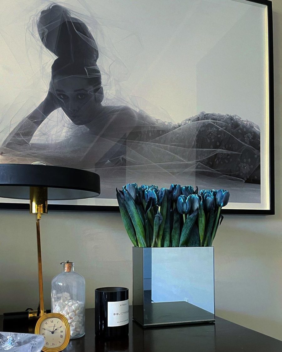 kourtney kardashian tulips in bedroom