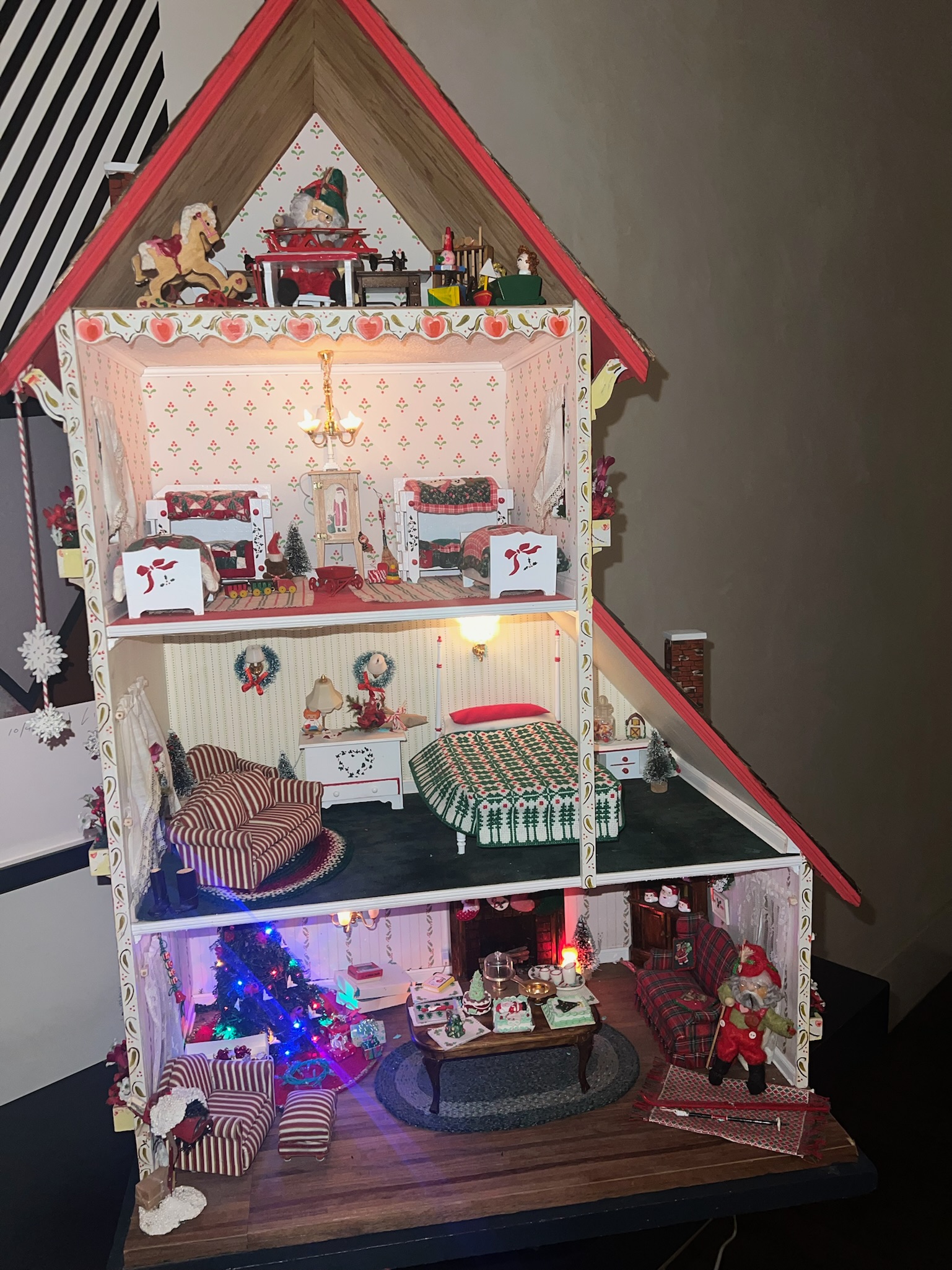 KKB Holiday Decor Dollhouse