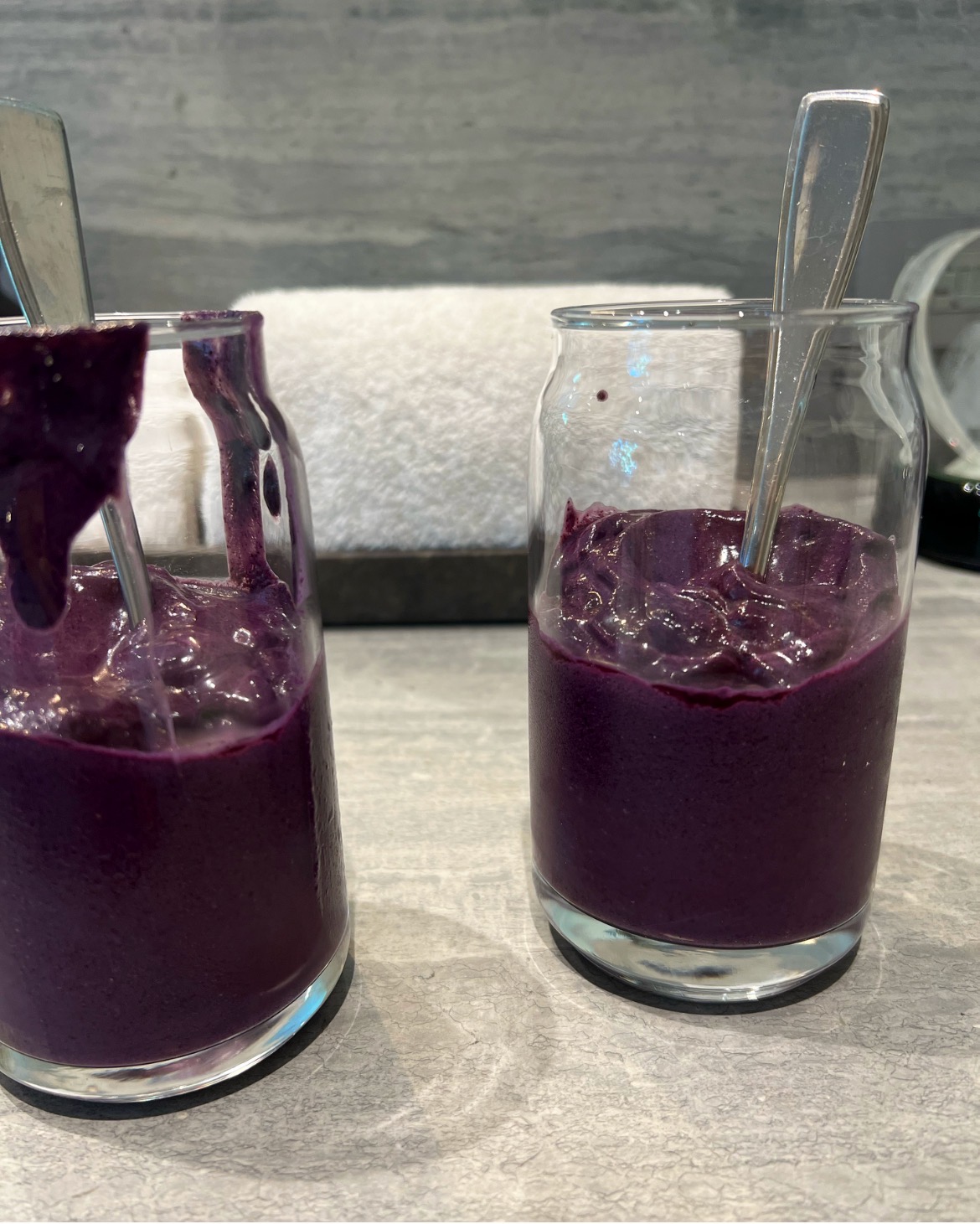 Kourtney Kardashian Barker organic blueberry smoothie(2)