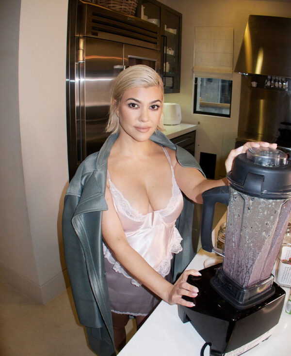 KOURTNEY’S HORMONE-BALANCING Organic Blueberry Smoothie Recipe