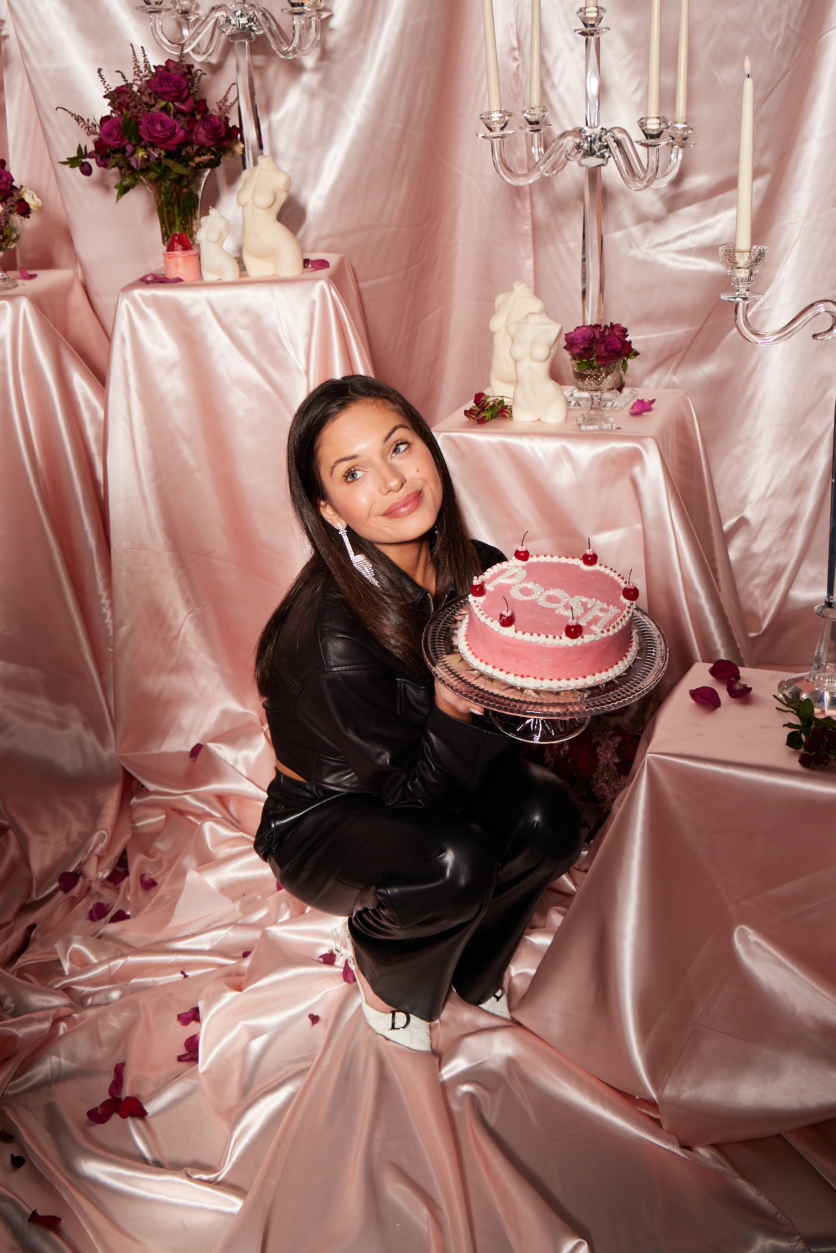 guest with cake at Poosh&#8217;s Sweetheart Soirée Event 2023