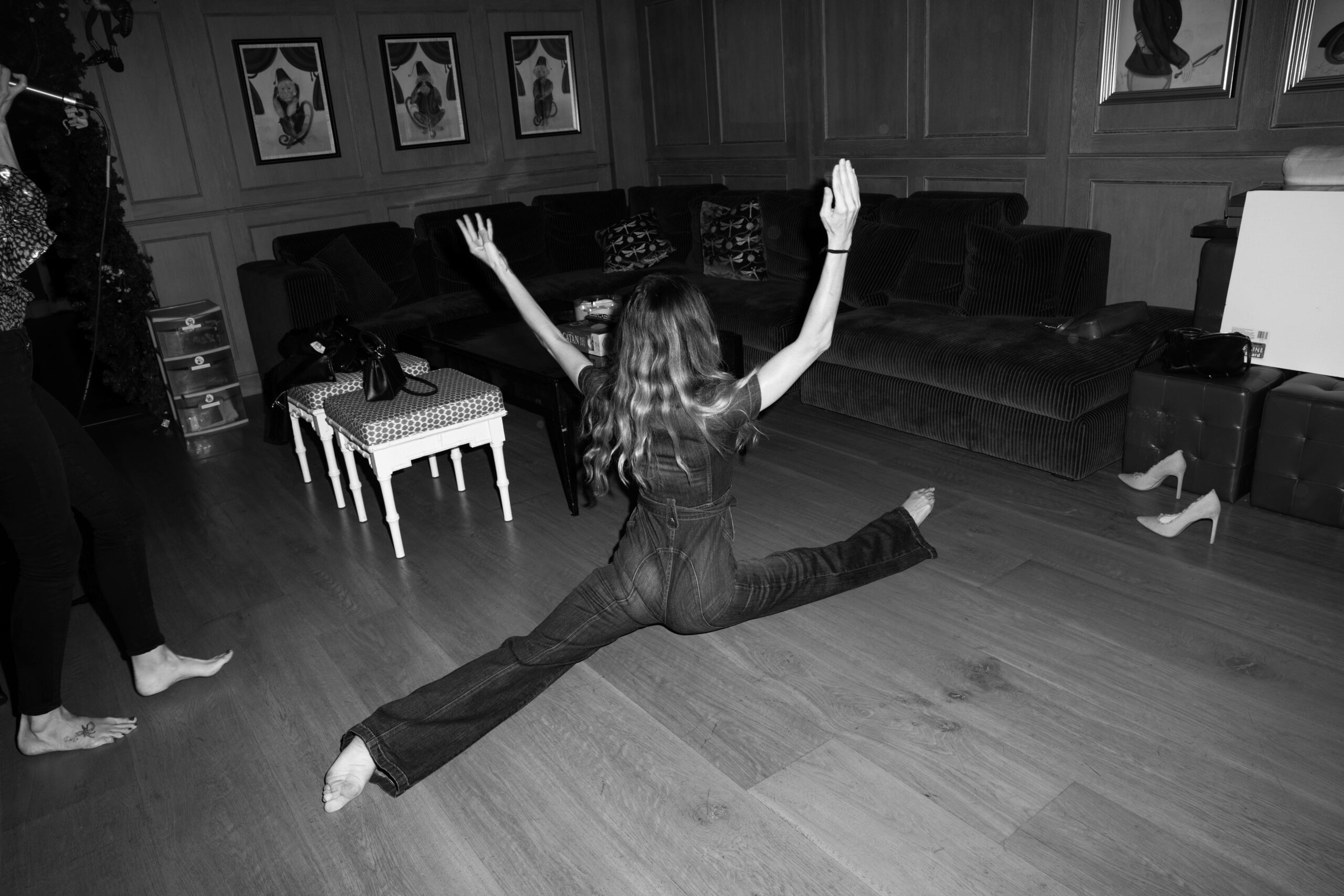 Sarah Howard doing the splits