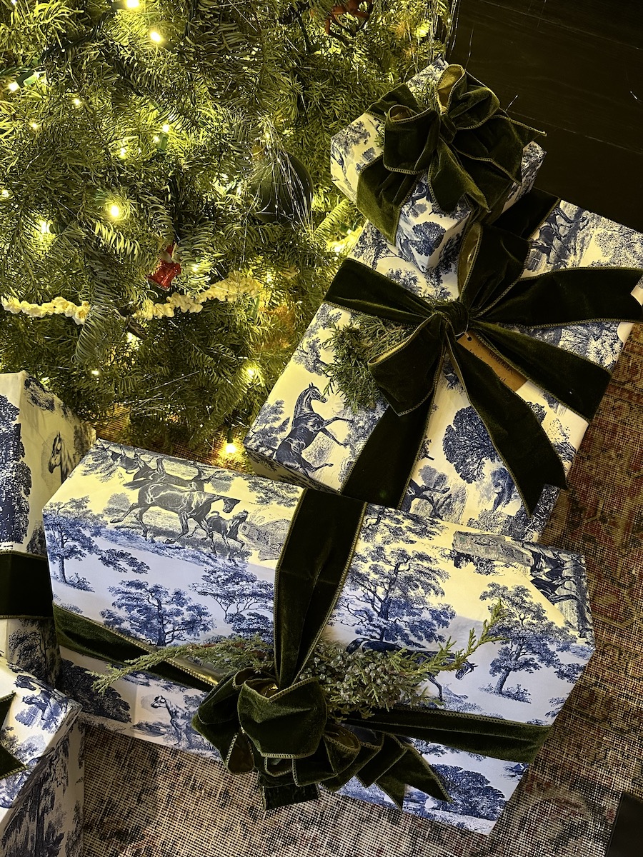 Kendall Jenner 2023 Gift Wrapping-6