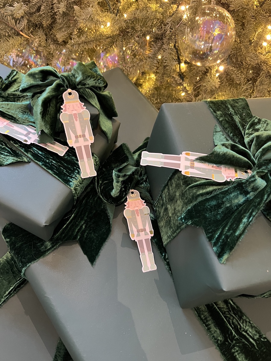 Khloé Kardashian 2023 Gift Wrapping-1